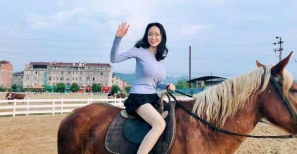 美女车模|公认的“网剧女王”，演技被身材所掩盖，当车模仍是“全场亮点”！