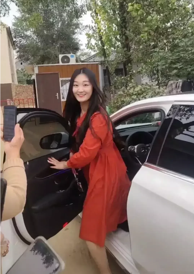 结婚|大衣哥儿媳开奔驰回娘家，笑容远比结婚当天灿烂，网友称她也想当网红