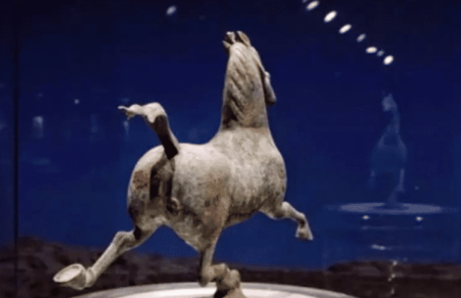 马踏飞燕■马踏飞燕成中国旅游标志，但为何从不拍正面照？网友看后忍俊不禁