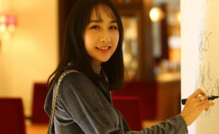 『雷佳音』雷佳音为何从不晒老婆，看到他老婆的照片后，网友：是男人都不会晒