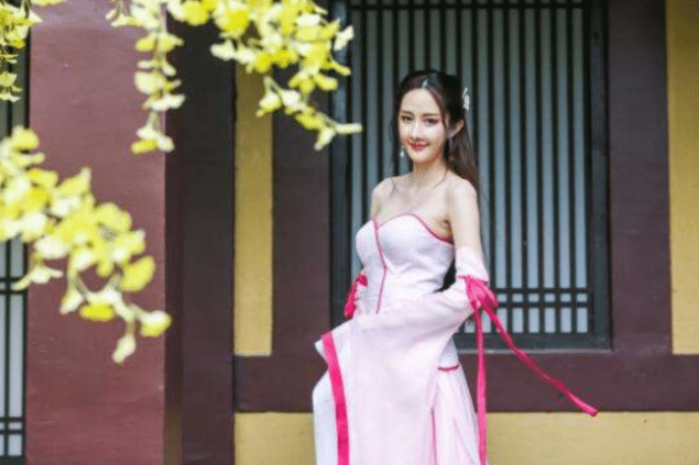 娱乐圈|她被称为“烂片女王”，出道十多年不温不火，如今却在抖音里走爆红了