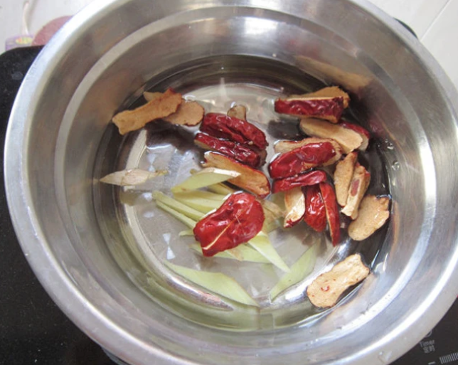 [养颜]夏天了，女人多喝这汤，湿气不见了，暖胃养颜，皮肤细腻，家家喝得起