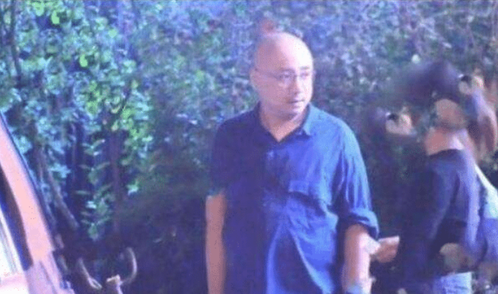 徐峥|有种“实在”叫徐峥两口子，当镜头往下移，网友：真是满满的亮点