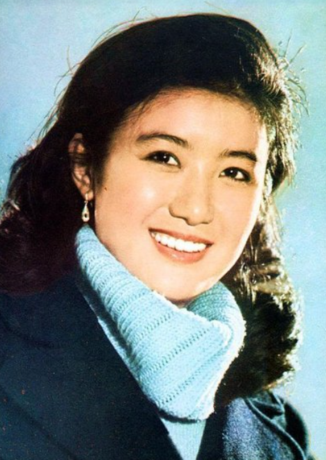 主持人@她仅33岁就主持央视春晚，嫁出国门多年不见，如今61岁却胖成这样