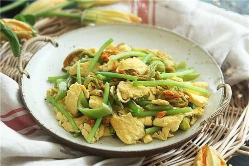 南瓜@南瓜花的家常做法，搭配它来一起炒，常吃增强抵抗力