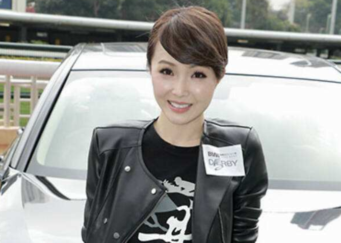 甄子丹|甄子丹妹妹46岁依旧水嫩，功夫不输亲哥哥，为啥就是没人敢娶呢？