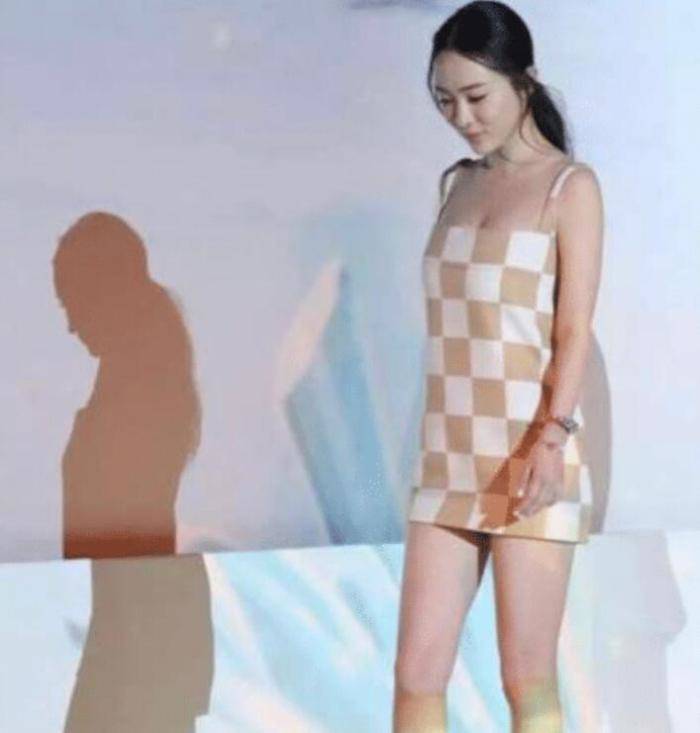 刘亦菲|刘亦菲旧照火了，皮肤油腻胖出“三层褶”，确定是33岁？