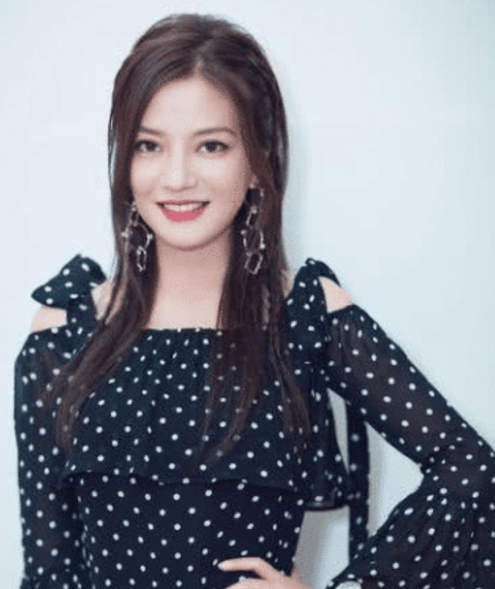 赵薇|当42岁金喜善撞上43岁赵薇，网友：玻尿酸强撑的脸和天然脸一目了然