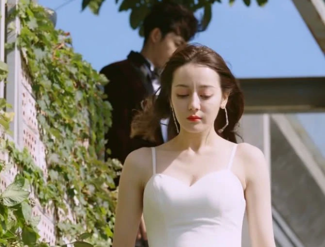 「迪丽热巴」热巴终于对婚纱下手了，却被“胳肢窝”抢镜，网友：这是认真的？