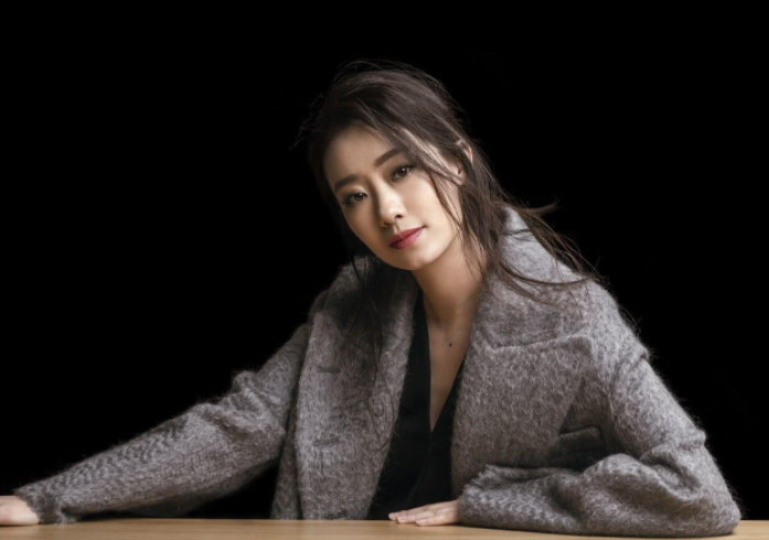 贾玲|因为春晚跷二郎腿出名, 是冯巩的“爱女”, 现在为贾玲打工