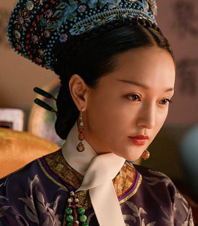 董洁|演过皇后的五位女星：董洁最无气质？她仅靠坐姿就已母仪天下