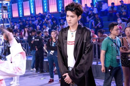 「快乐大本营」《快乐大本营》名场面！四大顶流同台，陈伟霆一身花美成女主角