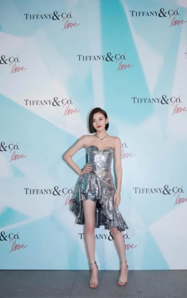 『短发』有种美丽叫宋祖儿剪短发,复古亮片裙璀璨耀眼,堪称时尚小妖精