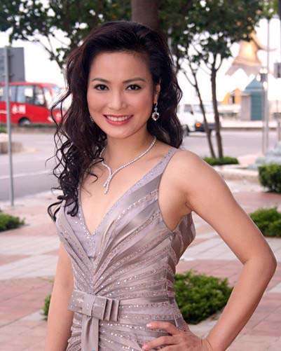 吴京|她在吴京最落魄的时候离开，转身嫁入豪门，现被抛弃生活窘迫