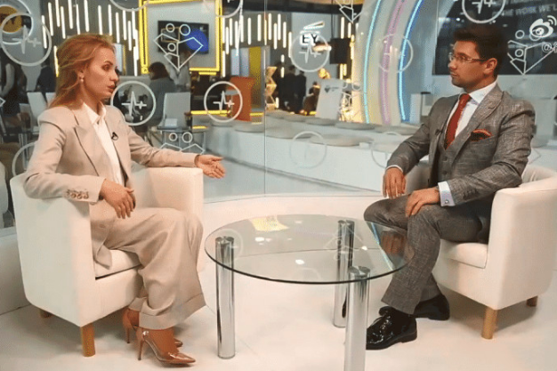 普京▲普京35岁千金“罕露面”，西装踩透明鞋很是惊艳，伊万卡“终遇劲敌”！