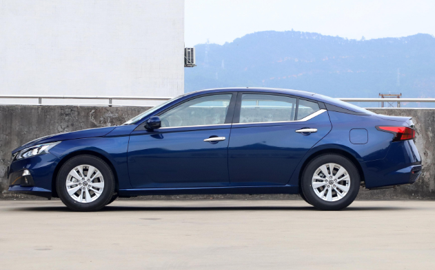 本田雅阁|日系被冷落的“舒适王”，配1米8大沙发，零百6.6S，卖不过凯美瑞