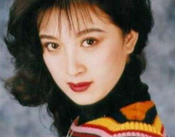 主持人|她仅33岁就主持央视春晚,嫁出国门多年不见,如今61岁却胖成这样