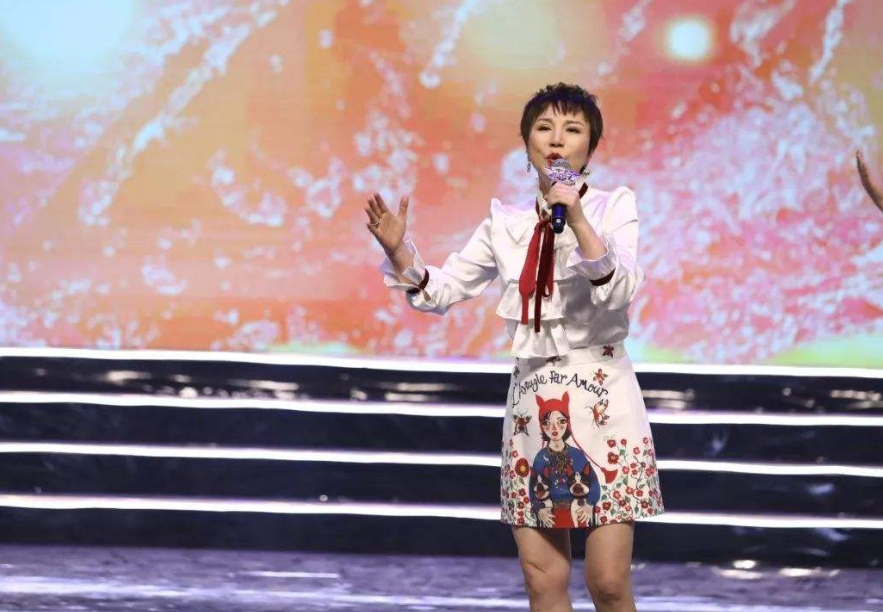 春晚：她因一首歌爆红连上7次春晚，因为“耍大牌”被封杀，今51岁无人问津