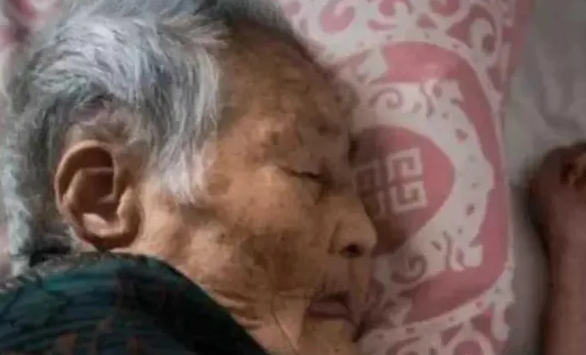 【科学家】老人在去世前，为何都会说一些听不懂的胡话？这是迷信吗？