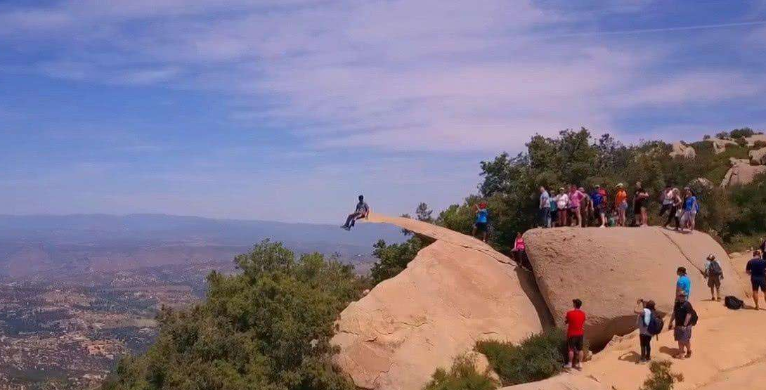 |全球最“有欺骗性”的石头，看起来像悬在半空，实际却是角度问题