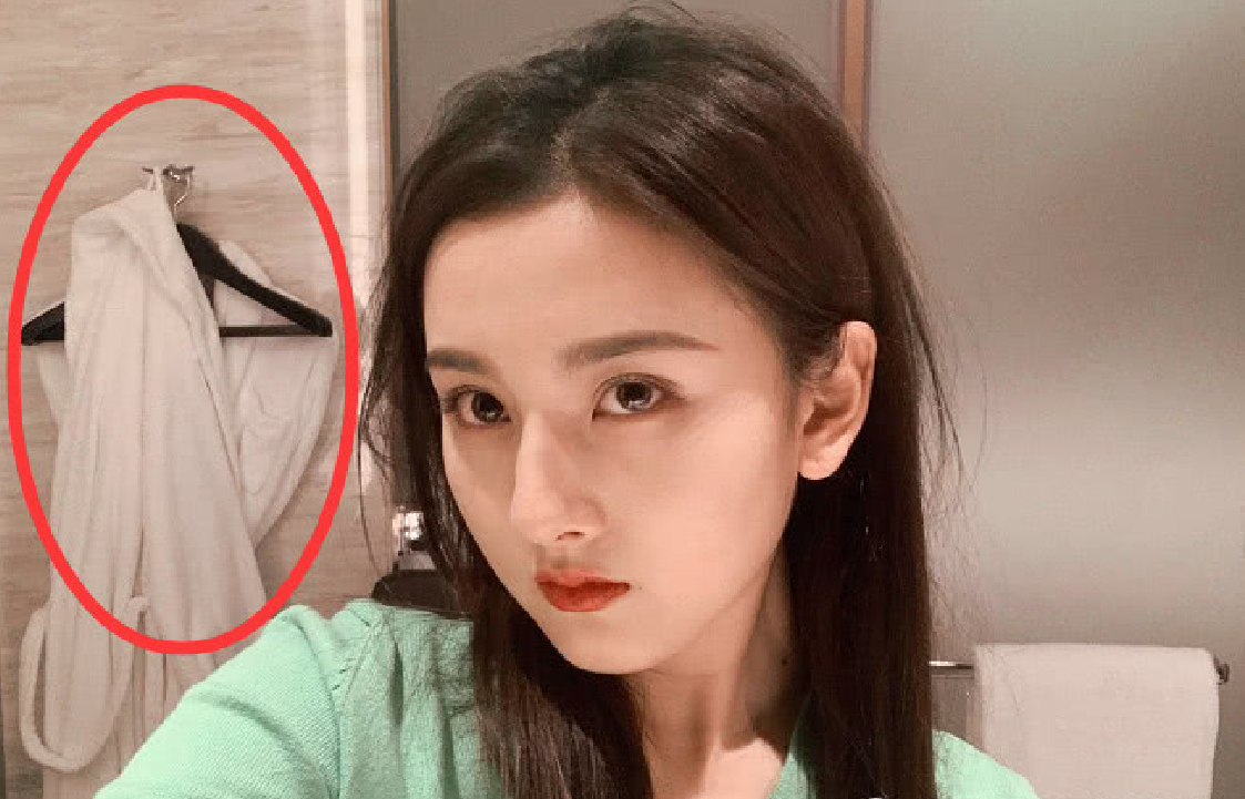 宋祖儿|宋祖儿晒浴室自拍照，忘记浴袍马赛克，暴露感情状态