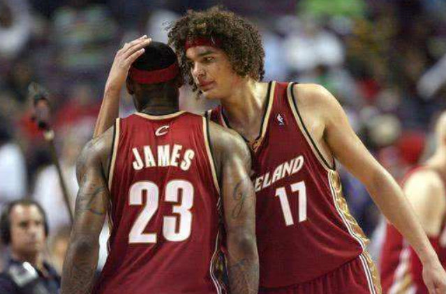 勒布朗·詹姆斯|NBA:有人敢摸乔丹科比的头, 那有人敢摸詹姆斯的吗? 有三位大神