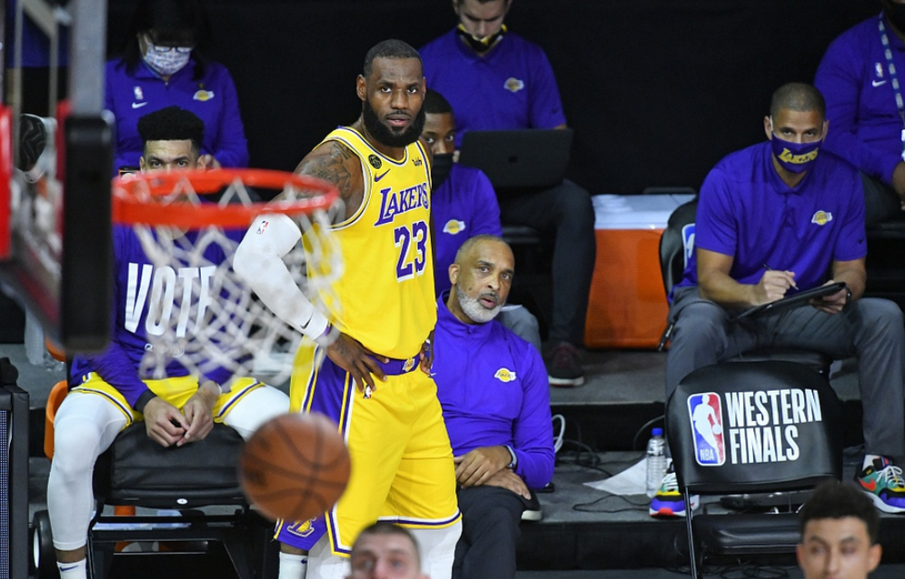 湖人队|10+7+2,湖人队内第一!感谢老詹,恭喜老詹,冲冠路上你并不孤独