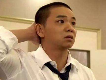 「周星驰」16岁被周星驰提携出道, 凭一配角走红, 被称绿叶王, 现是隐形富豪