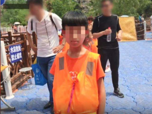 天天读报会|14岁少年在学校厕所死亡排除他杀 一条“意外线索”让家属开棺验尸