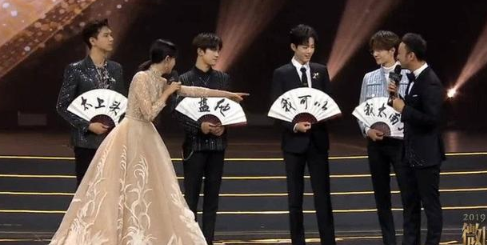 微博之夜流量女星不按流程走红毯？工作人员：都想最后上场抢压轴