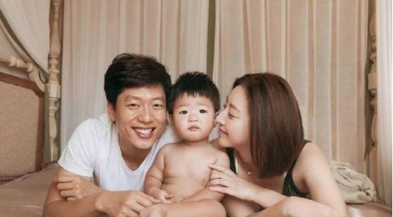 凌潇肃@怪不得凌潇肃妈妈从不露面,原来是我们熟悉的她,网友:这才叫深藏不漏!