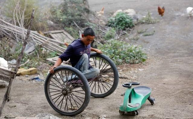 颜夕趣史|农村无腿硬汉，花50元买一带轮车架，行走20多年扛起整个家