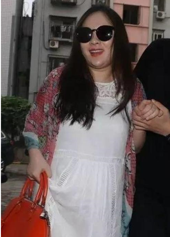 小彩旗|春晚一炮而红的“小彩旗”，21岁就胖成大妈，姨妈杨丽萍也无奈
