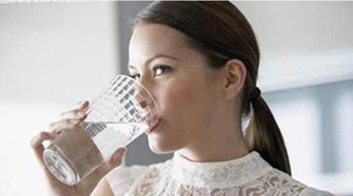 「空腹」早晨起来要不要空腹喝水？很多人都做错了，别等进医院再后悔
