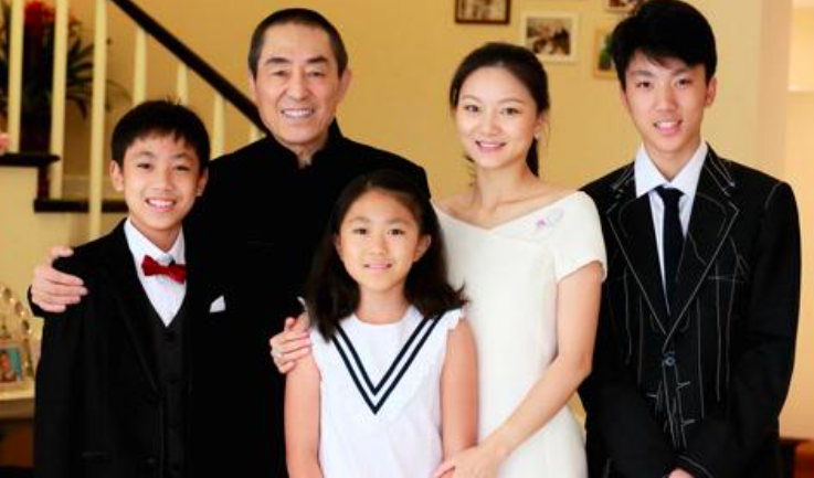 张艺谋|70岁张艺谋近照，隐藏了37年的大女儿，原来是大家熟悉的她