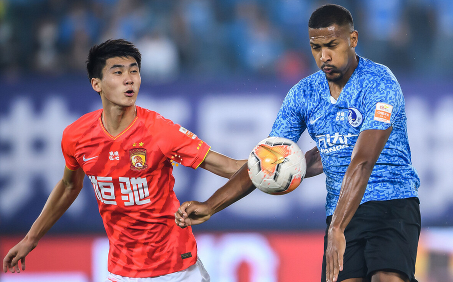 广州恒大|两边疯狂挖坑！恒大20岁新星硬扛172斤巨无霸，力压7大强援斩MVP