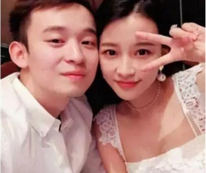 娱乐圈|她因“长得美”刚出道就被影帝追求，24岁当母亲，现在成这样