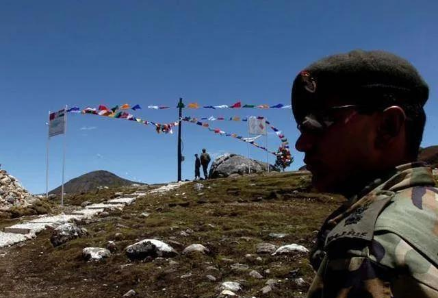 『印度』班公湖对峙还没完，印度又在边境挑事：抢夺武器反被打，一死四伤