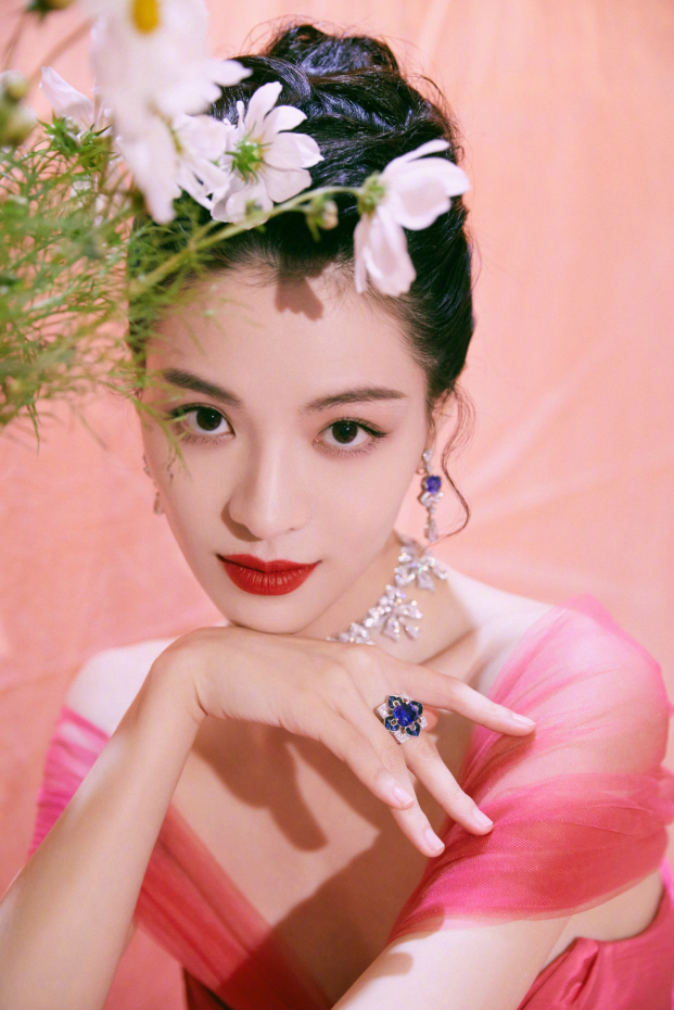 钟楚曦|钟楚曦“巴洛克”大片曝光，举手投足光彩夺目，美如画中人！