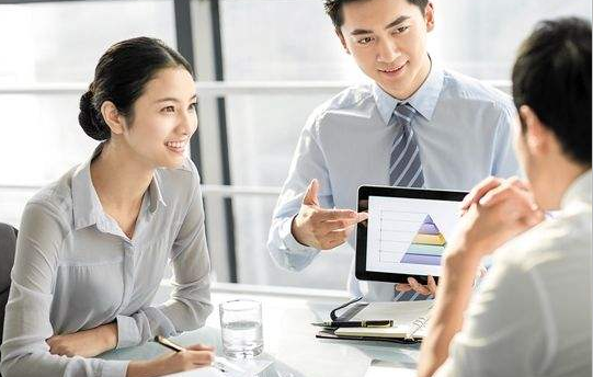 央企|某985高校硕士晒出在央企工作10年之后年薪,哀叹:都活不下去了