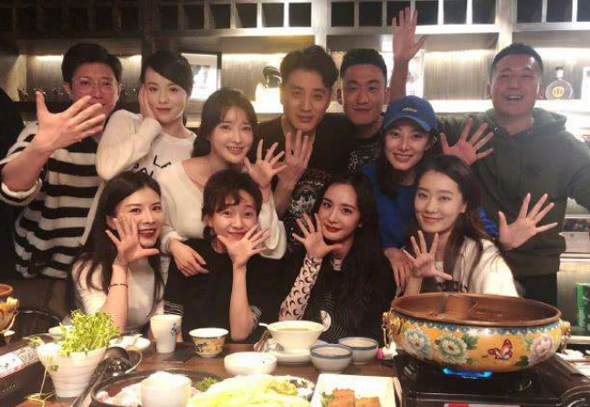 【】为避免同学聚会“炫富攀比”，班长要求统一穿校服，结果仍一眼辨别穷富