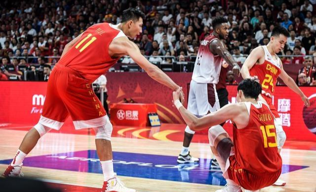 易建联|为什么易建联在比赛时，喝水的瓶子上面会特意缠上胶带？你知道吗？