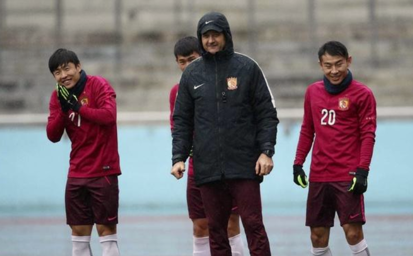 「斯科拉里」于汉超恩师也失业了！频繁示好却无人要，已无暇顾及爱徒