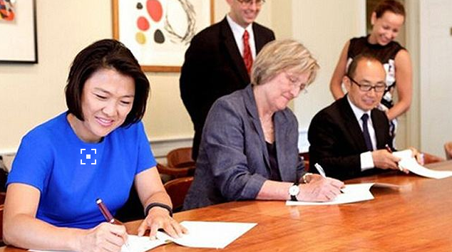 「美国」她每年在中国赚16亿，转身给捐美国6个亿，现今加入美国国籍