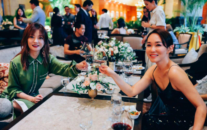 赵薇|当44岁赵薇撞上49岁范文芳,网友:果然还是自然老去的脸看着顺眼!