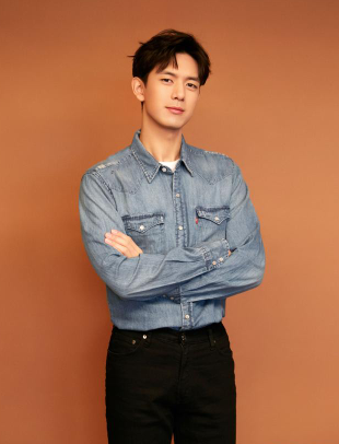 李现发文叮嘱粉丝：加强个人卫生意识，并向医护工作者致敬