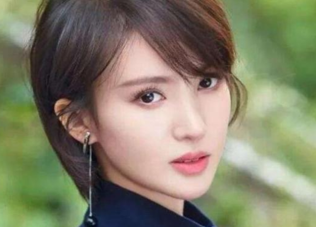 邓伦@比杨紫长的都漂亮，最后却被公司雪藏，如今凭借前男友再次走红