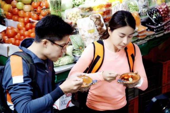 郭晶晶|因霍家的不成文规定，郭晶晶顺利进入了霍家，章子怡却被拒之门外！