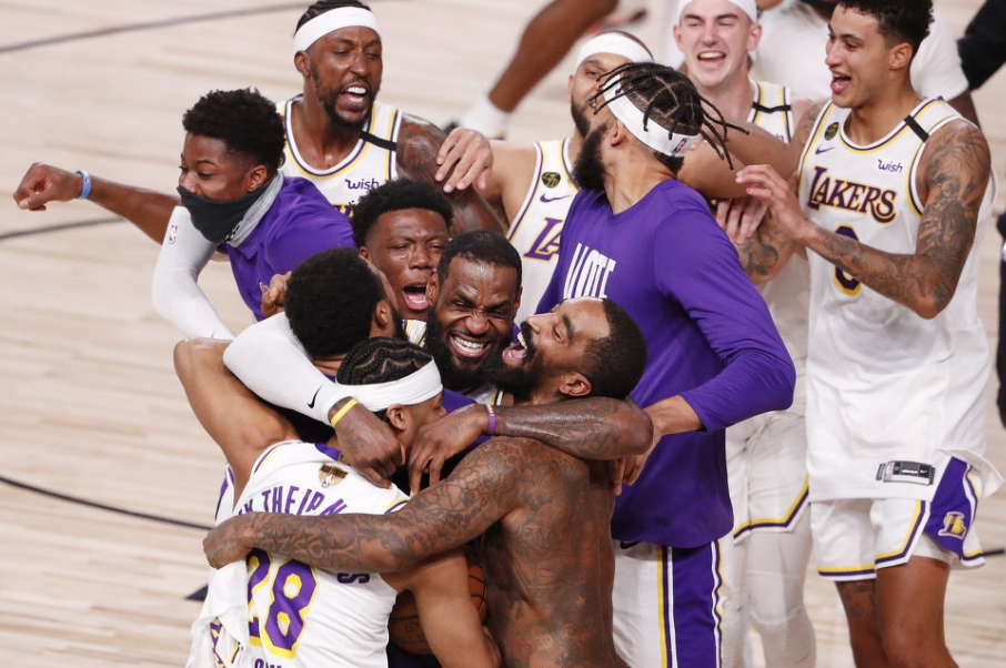 湖人队|湖人夺冠后，霍华德发声自嘲，戴维斯谈未来规划，小莫盛赞湖人