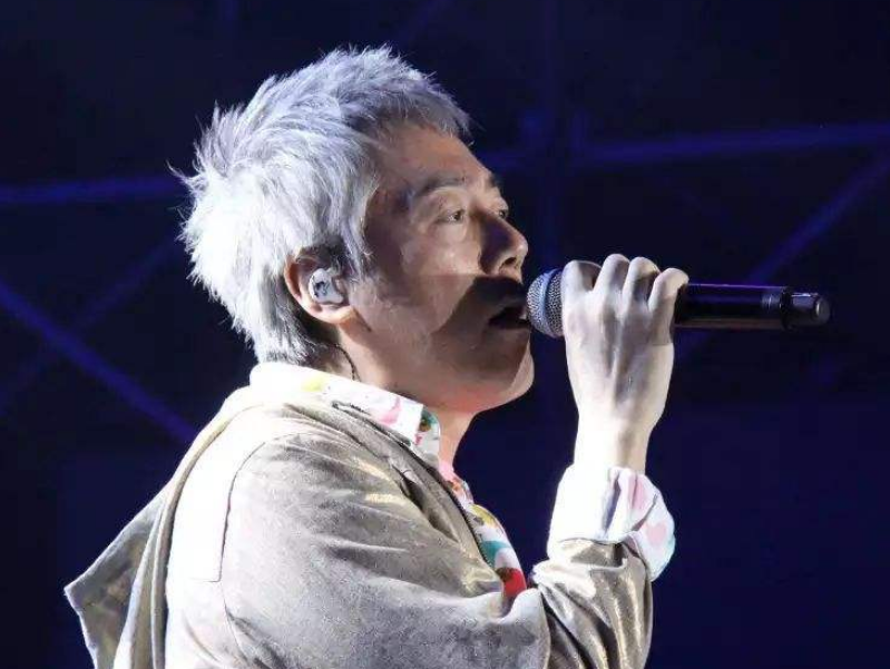 『张宇』华语乐坛的骄傲,所以说已经年龄大,但是地位依旧高